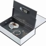 Caja fuerte camuflada Amazon Basics en forma de libro, abiertao y con pertenencias en su interior