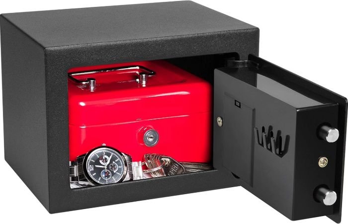 Caja fuerte HomeSafe abierta con pertenencias en su interior