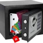 Presentación caja fuerte Silvergear Negra con la puerta abierta y pertenencias en su interior.