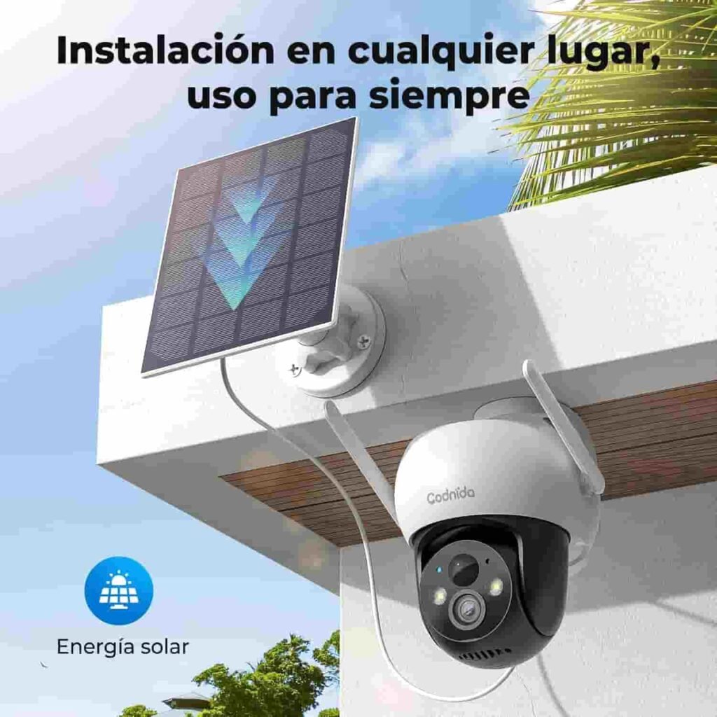 Cámara de vigilancia wifi exterior Codnida 2K de color blanco instalada en un techo con su panel solar como fuente de alimentación.