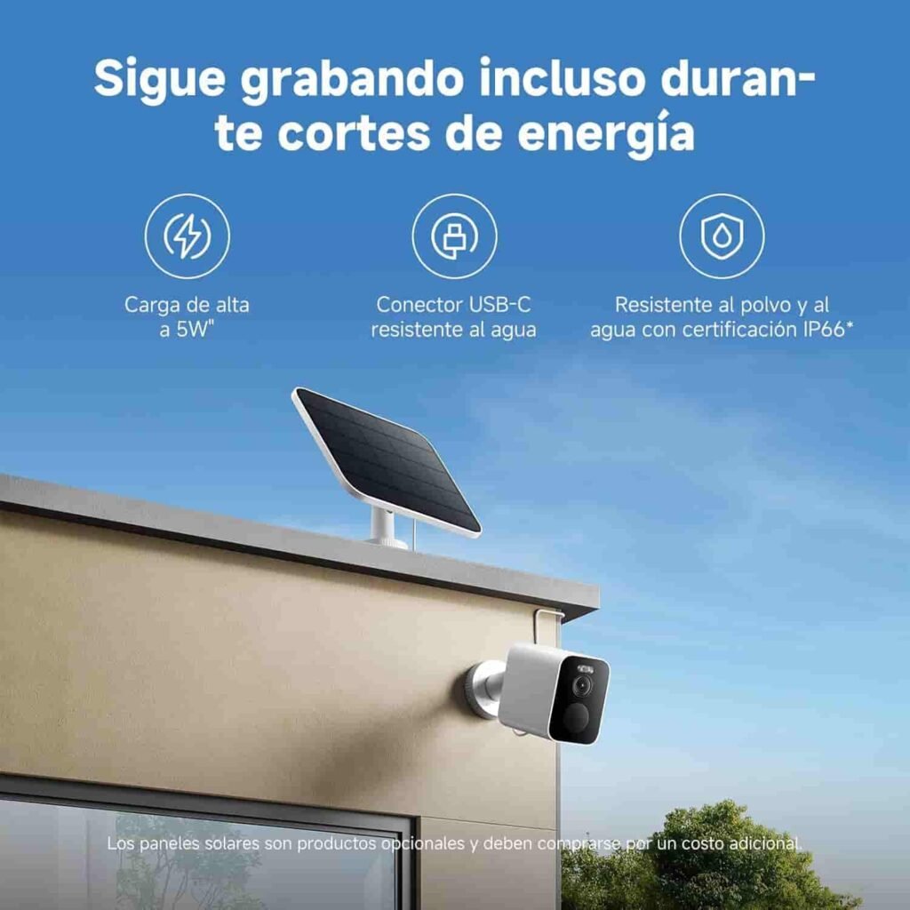 Cámara de vigilancia Xiaomi BW500 instalada en un techo junto a un panel solar para su abastecimiento de energía (el panel no esta incluido con el producto) y características como conector de USB-C resistente al agua, Resistencia al polvo y agua con certificación IP66, continúa grabando durante cortes de energía.
